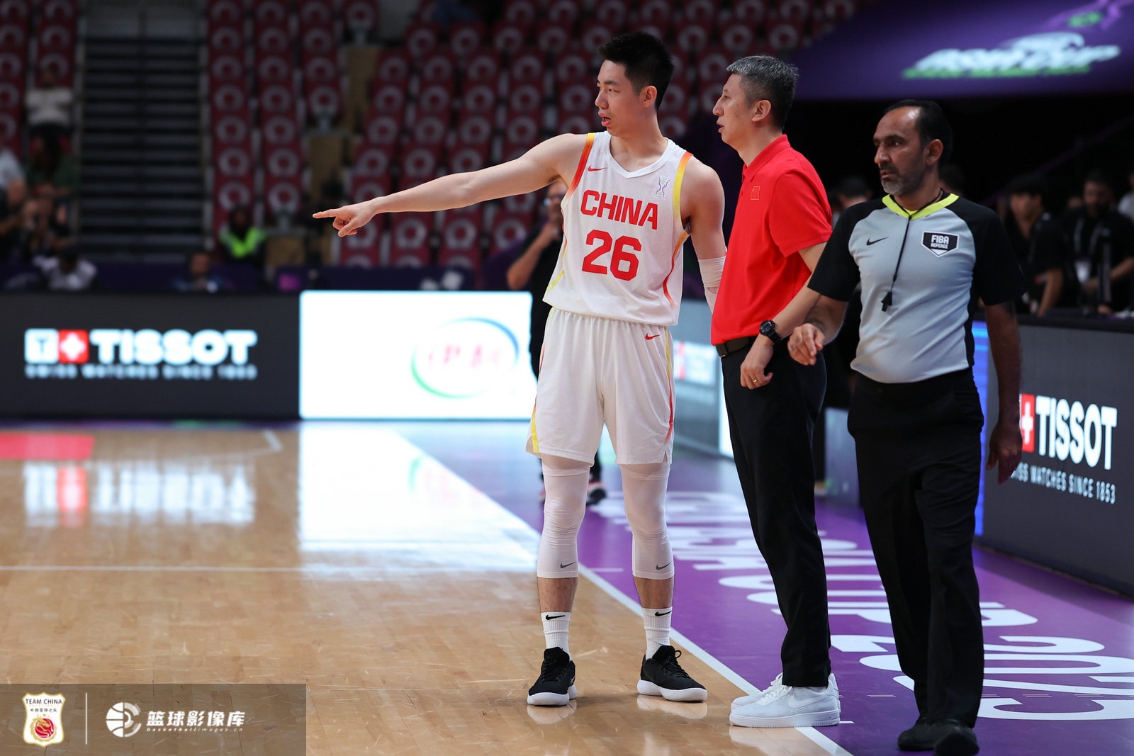 开云下载-媒体人：中国男篮用三后卫因锋无力 让内线去凿能解决不得分问题